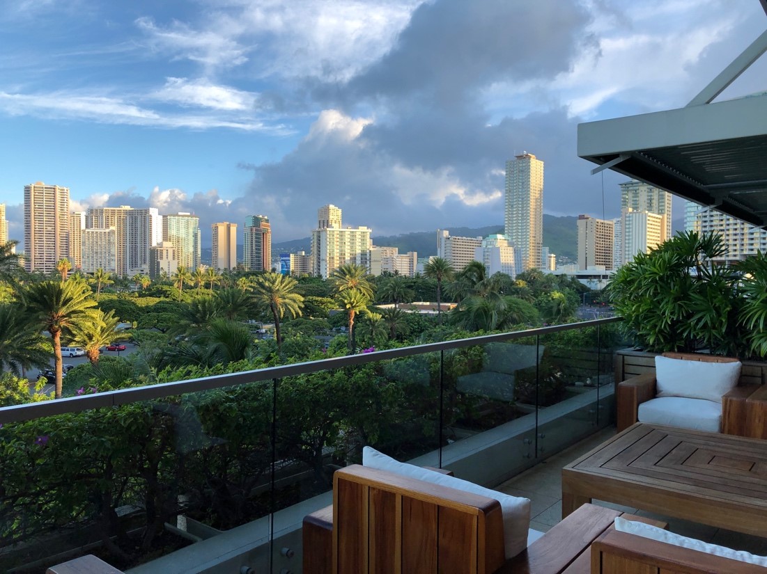 ロビーはオープンエアー