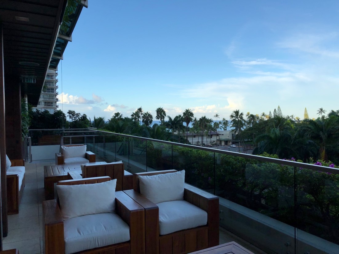 オープンエアの開放感あふれるロビー